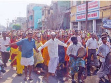 கரூர் திமுக வேட்பாளருக்கு ஆதரவாக ரஜினி ரசிகர்கள் எடுத்த பால்குடம்