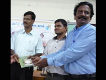 புதுவைப் பேராசிரியர் முனைவர் மு.இளங்கோவனுக்கு சிறந்த வலைப்பதிவர் விருது