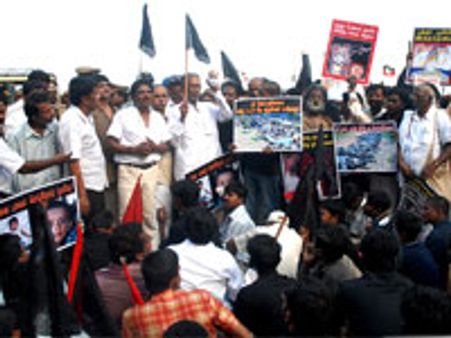 கருப்புக் கொடி: பாரதிராஜா-நெடுமாறன் கைது