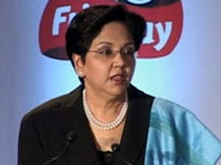 சூழ்நிலைக்கேற்ப சி.இ.ஓக்களும், தொழில் நிறுவனங்களும் மாற வேண்டும் - இந்திரா நூயி