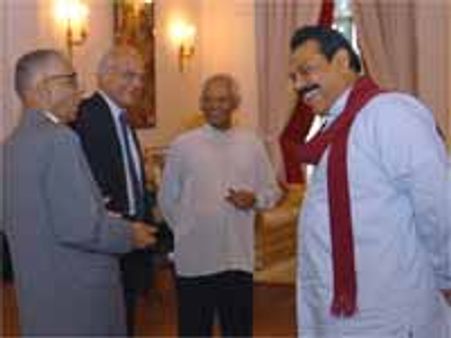 6 மாதங்களில் மறு குடியமர்த்தல்: நாராயணன், மேனனிடம் ராஜபக்சே உறுதி
