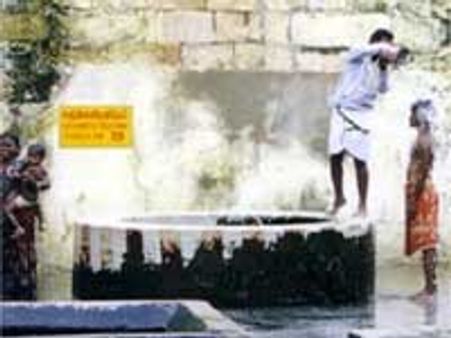 ராமேஸ்வரம் கோயிலில் தீர்த்த கிணறுகள் திடீர் மூடல் - பக்தர்கள் கடும் எதிர்ப்பு