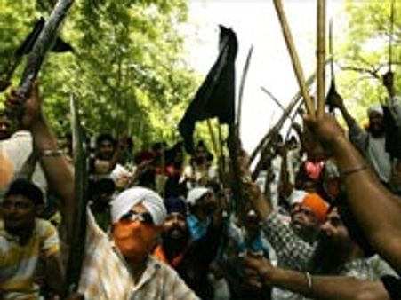 பஞ்சாபில் தொடர்ந்து ஊரடங்கு-மோதலுக்கு காரணம் என்ன?