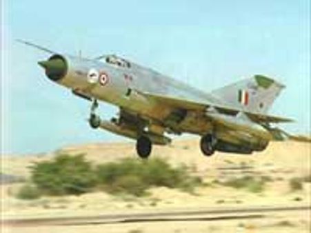 விழுந்து நொறுங்கிய 'மிக் 21'-விமானி தப்பினார்