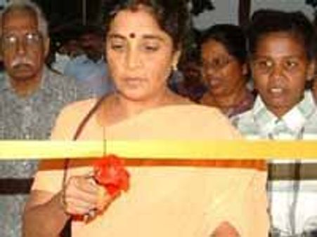 பிரபாகரன் மனைவி-இளைய மகன் தப்பிவிட்டனர்!