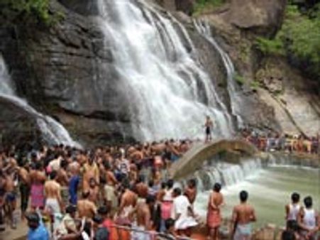 நின்றுபோன சாரல்-பயணிகளை ஏமாற்றிய குற்றாலம்