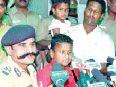 2 குழந்தைகளை கடத்தியவனை 2 மணி நேரத்தில் பிடித்த போலீஸ்