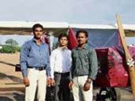 விமானம் தயாரித்த சென்னை ஏரோனாடிக்ஸ் கல்லூரி மாணவர்கள்