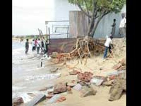 இன்றும் தொடர்ந்து கடல் கொந்தளிப்பு - மீனவர்கள் கடலுக்குள் செல்ல தடை