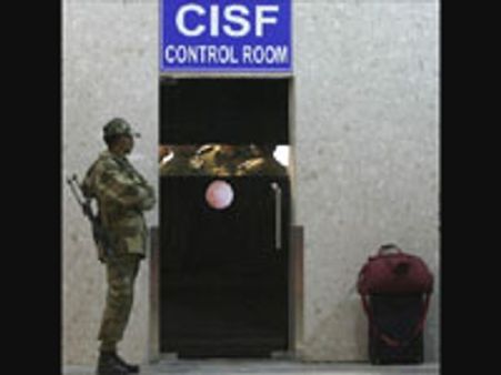 பாதுகாப்பு பணியில்: திணறும் சென்னை விமான நிலையம்