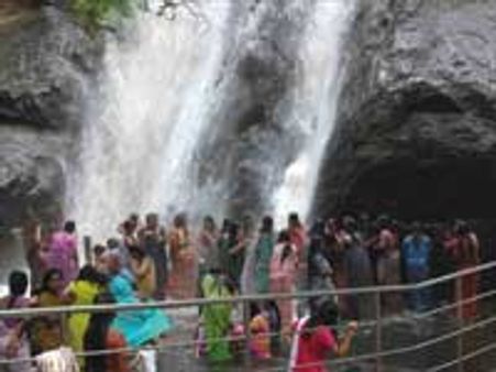 கொட்டுது அருவி-சுற்றுலா பயணிகளால் களைகட்டுது குற்றாலம்