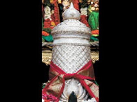 ஏழுமலையானுக்கு ரூ. 45 கோடி வைர கிரீடம்-கர்நாடகா அமைச்சர் வழங்கினார்