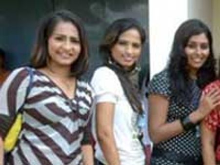 உடை கட்டுப்பாடு-தொடரும் சர்ச்சைகள்: குவியும் வழக்குகள்!