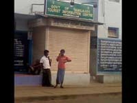 அருவிகளில் நீர் இல்லை-வெறிச்சோடிய குற்றாலம்