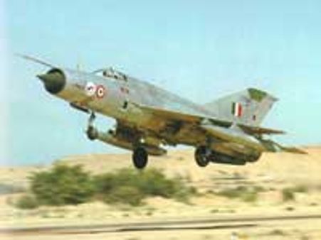 'மிக்' போர் விமானம் விபத்து-பைலட் தப்பினார்!