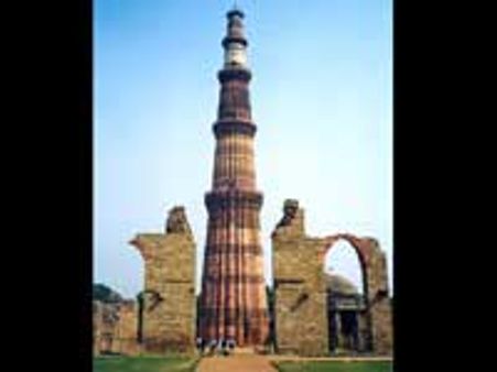 தாழ்வாக பறக்கும் விமானங்களால் குதுப் மினாருக்கு ஆபத்து