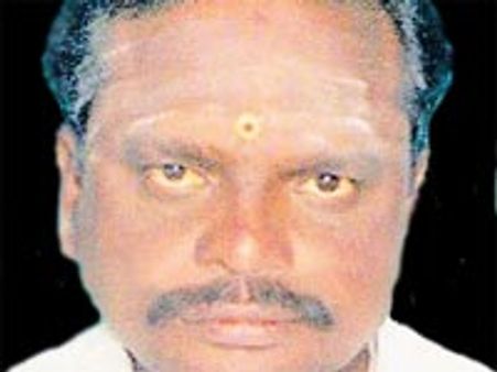 குண்டுகள் வீசி திமுக ஊராட்சி தலைவர் கொலை