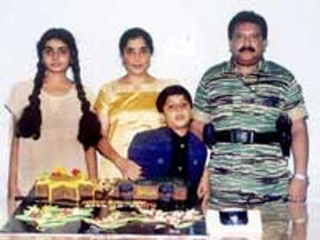 தமிழகம் வழியாக கனடாவுக்கு தப்பினர் பிரபாகரன் மனைவி-இளைய மகன்!?