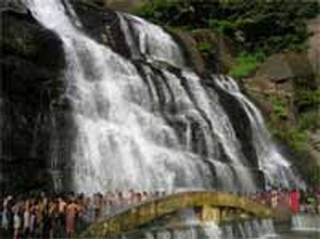குற்றாலத்தில் போலீசார் ரெய்டு-பயணிகள் அவதி