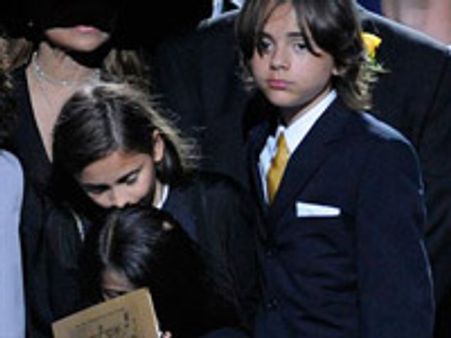 ஜாக்சன் உடல் அடக்கம்-பல்லாயிரக்கணக்கானோர் கண்ணீர் அஞ்சலி