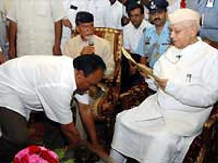 கற்பழிப்பு வழக்கு-கவர்னர் காலில் விழுந்து கதறிய எம்எல்ஏ