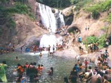 பாலருவி, கும்பா உருட்டி அருவிகளில் அலைமோதும்  சுற்றுலா பயணிகள்