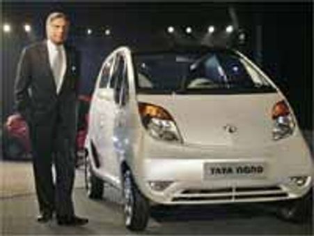 முதல் நானோ 'ரிலீஸ்'-சாவியை வழங்கினார் டாடா