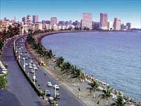 100 ஆண்டுகளில் முதல் முறையாக மும்பையைத் தாக்கிய ராட்சத அலைகள்