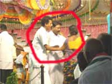 வாசனிடம் மனு கொடுக்க வந்த பெண்- மேடையிலிருந்து தள்ளிய காங்கிரசார்