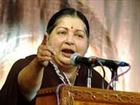 தேர்தல்: அதிமுக அஞ்சுகிற இயக்கம் அல்ல-ஜெ