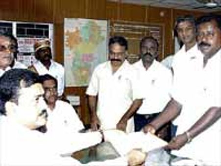 நரசிம்மராவ், ஜெ.வை எதிர்த்து போட்டியிட்ட தேர்தல் மன்னன்-ஸ்ரீவை. தொகுயில் போட்டி