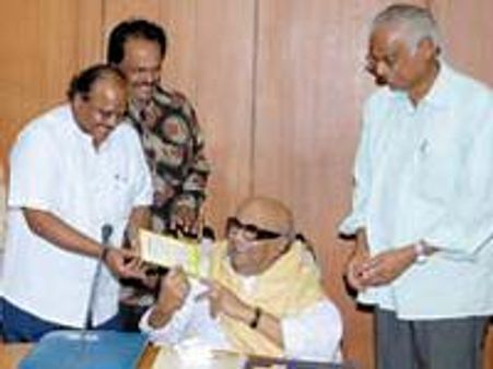 பெங்களூர் தமிழ்ச் சங்கத்திற்கு தமிழக அரசு ரூ. 10 லட்சம் உதவி