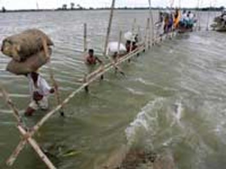 பீகார் ஆற்றில் உடைப்பு - பெரும் வெள்ளம் - லட்சம் மக்கள் தவிப்பு