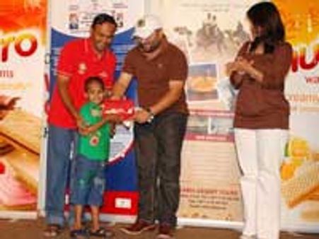 துபாயில் த‌ந்தை-ம‌க‌ன் பேன்ஸி டிர‌ஸ் போட்டி