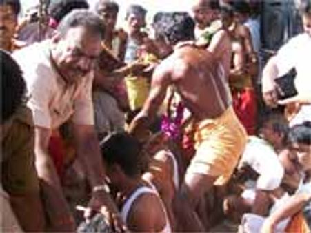 திகில் ஏற்படுத்திய தலையில் தேங்காய் உடைக்கும் திருவிழா - கரூரில் பரபரப்பு