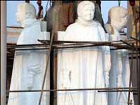 இது மாயாவதி.. சிலைக்கு ரூ.550 கோடி-வறட்சிக்கு ரூ.250 கோடி