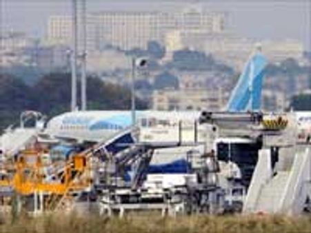 பாரிஸ் விமானத்தில் தீ-8 பயணிகள் காயம்