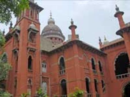 வக்கீல்-போலீஸ் மோதல் வழக்கு - விலகுவதாக நீதிபதிகள் அறிவிப்பு