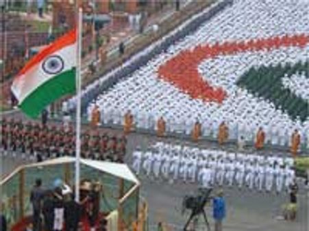 சுதந்திர தின விழா கோலாகலம்-பிரதமர், முதல்வர் கொடியேற்றினர்