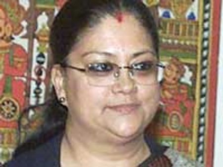 அத்வானி கைவிட்டார்-பதவி விலகும் வசுந்தரா