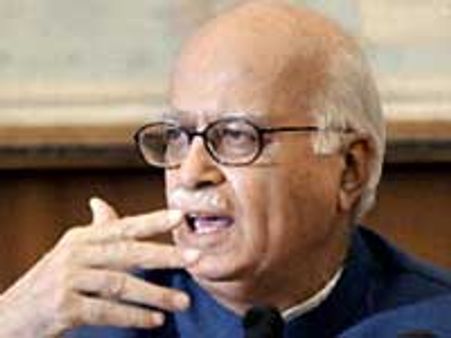 நேருவின் நிர்பந்தத்தால் தான் ஆர்எஸ்எஸ்சுக்கு படேல் தடை விதித்தார்: அத்வானி