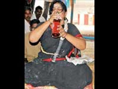 குடித்துக் கொண்டே குறி சொல்லும் பெண்ணின் ஆசிரமத்திற்கு சீல் வைப்பு!