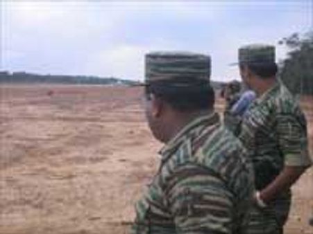 புலிகளின் விமானப் படை..பார்வையிடும் பிரபாகரன்!-படங்கள்