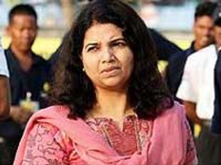 மகள் யாருக்கு?-கும்ப்ளே மனைவி மனு வாபஸ்