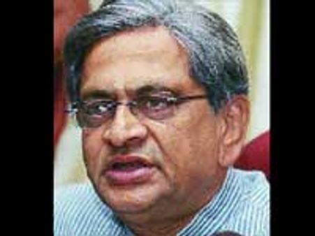 மோசமான வானிலை-எஸ்எம் கிருஷ்ணா விமானம் கராச்சியில் அவசர தரையிறக்கம்