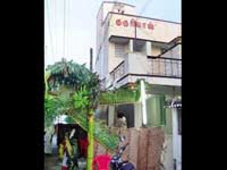 ஆசிரியருக்காக வீட்டை தட்சணையாக வழங்கிய மாணவர்கள்