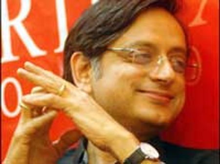 ஹோட்டலைக் காலி செய்ய பிரணாப் உத்தரவு- மறுத்தார் கிருஷ்ணா