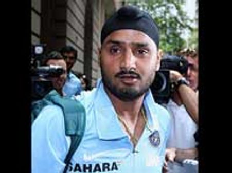 புதிய சர்ச்சையில் ஹர்பஜன்-போட்டோகிராபரை தாக்கினார்