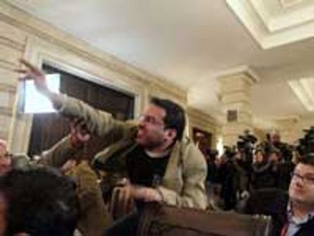 புஷ் மீது ஷூ வீசிய முன்டாசருக்கு கார்கள், வீடுகள், மனைவி பரிசு