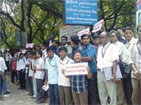 முகாம்களில் உள்ள தமிழரை விடுவிக்கக் கோரி லயோலா கல்லூரி மாணவர்கள் ஆர்ப்பாட்டம்!